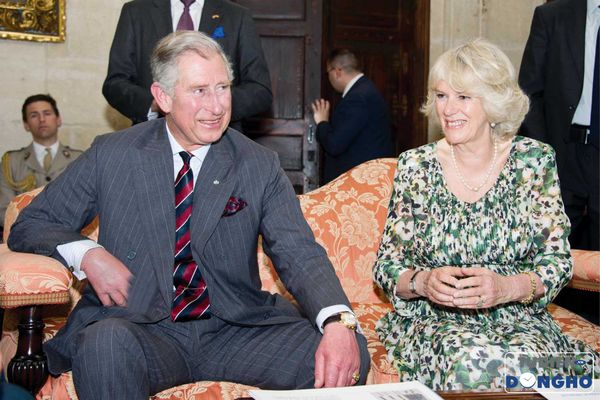 Thân vương Charles đeo chiếc Parmigiani và Camilla – nữ công tước xứ Cornwall đeo một chiếc Cartier 