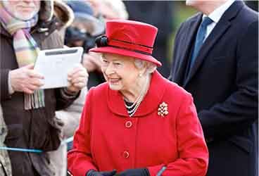 Nữ hoàng Anh và gu thời trang sắc màu ở tuổi 90