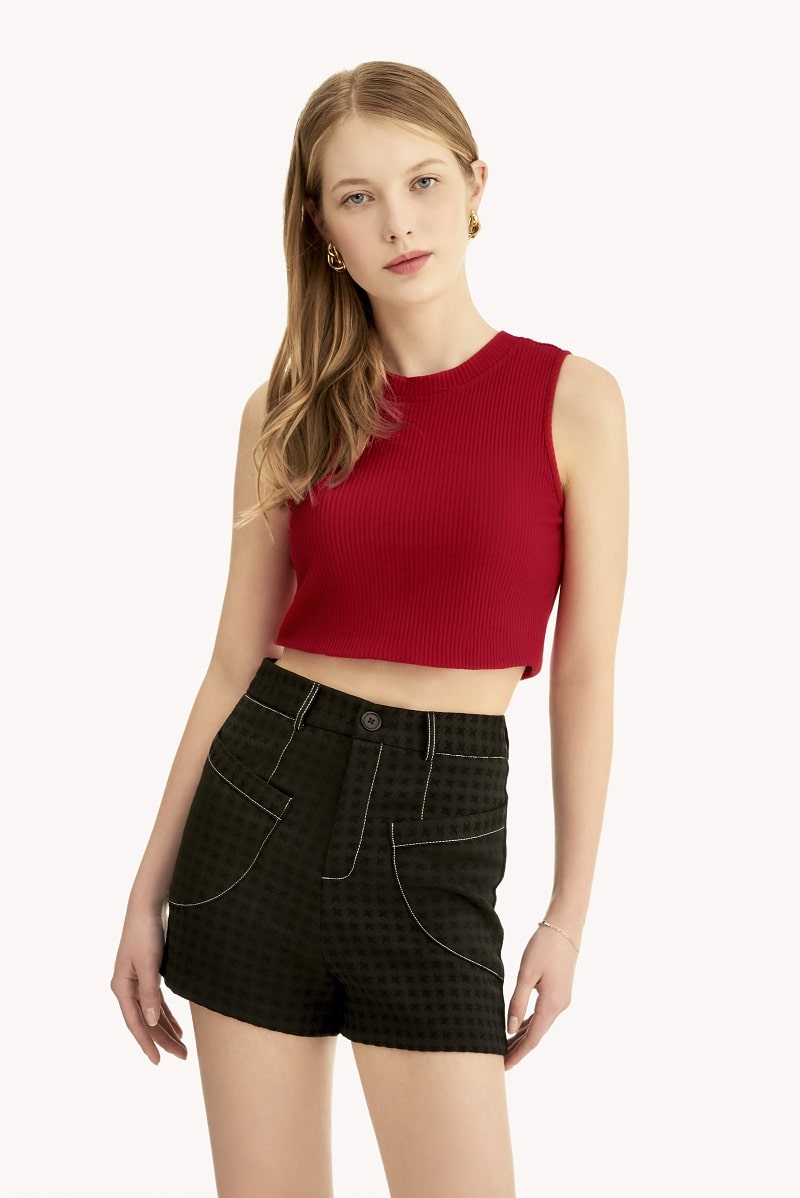 Thoải mái lịch sự nơi công sở với bộ đồ quần short và croptop ôm tông tối