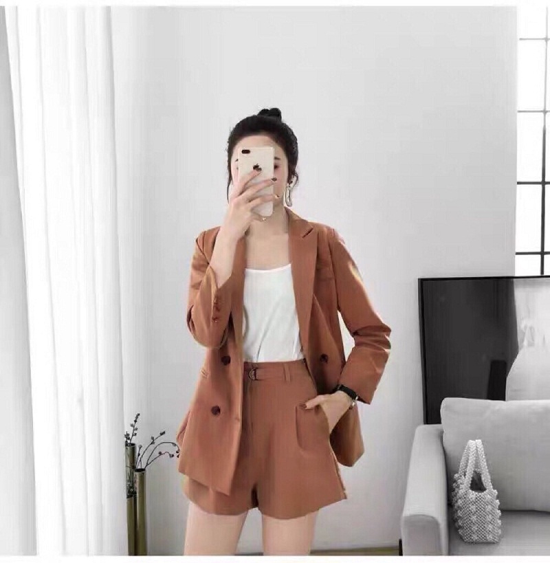 Set vest nữ dáng dài với quần short giúp các cô nàng công sở khoe đôi chân thon thả.