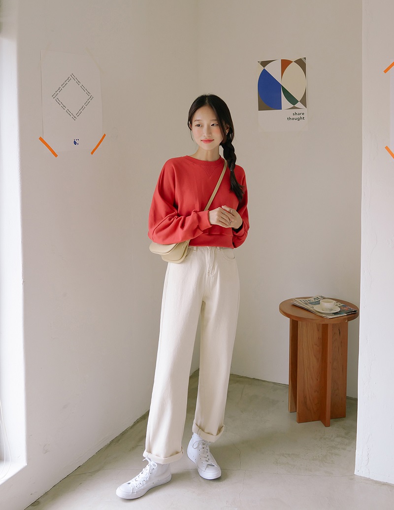 Áo sweater dáng crop top phối với quần baggy kaki.