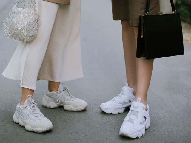 4 cách phối đồ với giày thể thao trắng cho nàng tự tin xuống phố