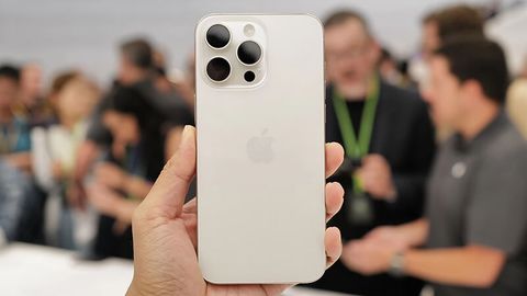 Trên tay iPhone 15 Pro và iPhone 15 Pro Max: Nhẹ hơn rõ rệt, viền mỏng hơn đáng kể, màu Titan mới lạ