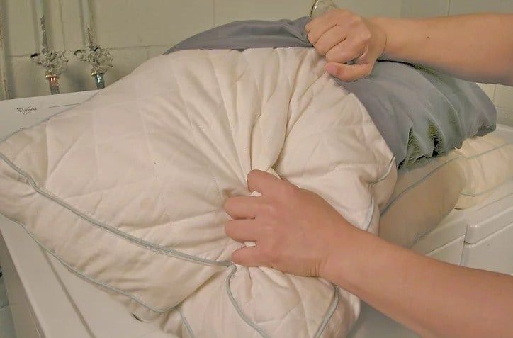 Gối lông vũ có giặt được hay không? Cách vệ sinh gối lông ngỗng