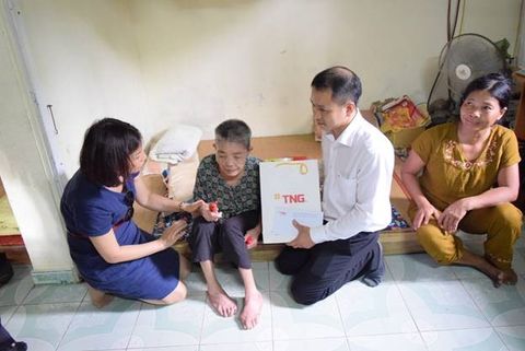 TNS HOLDINGS THĂM HỎI, TẶNG QUÀ NGƯỜI CÓ CÔNG VỚI CÁCH MẠNG & NẠN NHÂN CHẤT ĐỘC DA CAM TẠI PHƯỜNG PHÚ DIỄN
