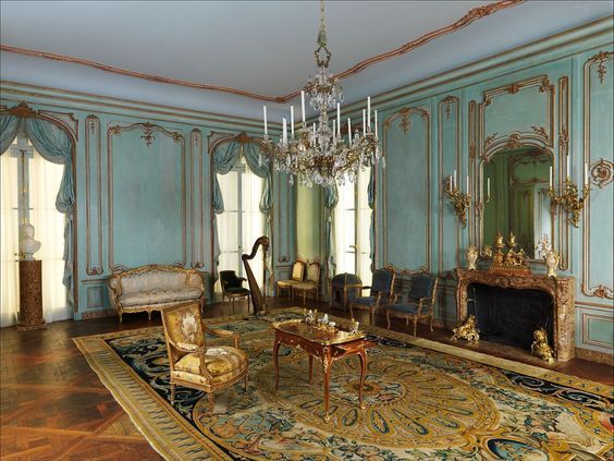 Sử dụng đèn chùm và đèn bàn cho không gian nội thất Pháp thời Louis XVI