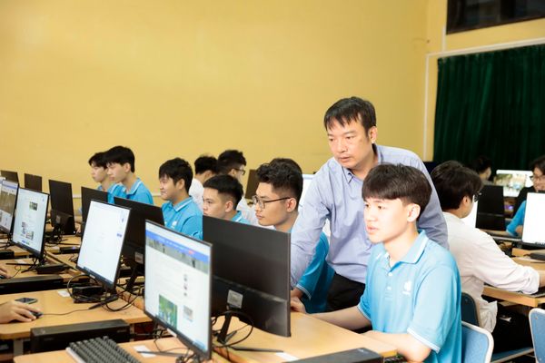Sinh viên chuyên ngành an ninh mạng được thực tập trên phần mềm máy tính
