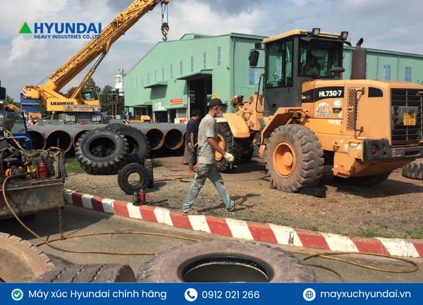 Nguyên lí làm việc của máy xúc lật