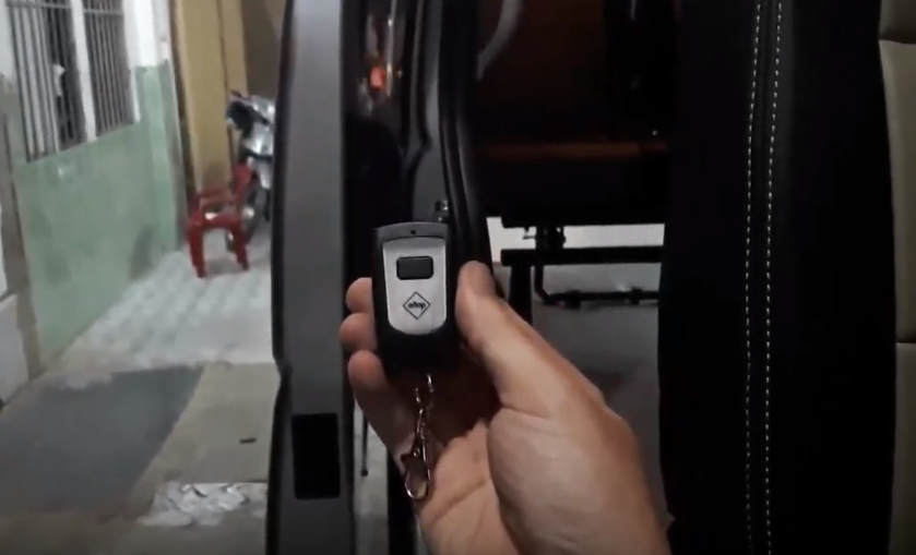 Toyota Hiace - Đầu búa lắp cửa tự động giấu kín hàng Nga tại Tp. Hcm ( Sài Gòn)