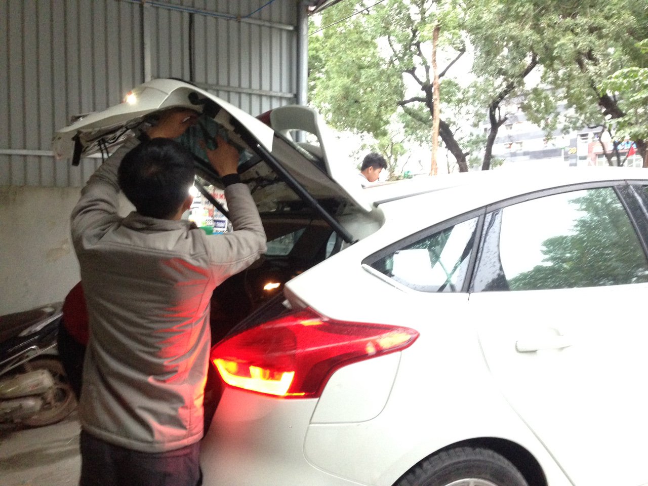Địa chỉ gara nội thất ô tô độ cốp điện tự động xe Focus Harkback uy tín, giá tốt nhất tại Hà Nội