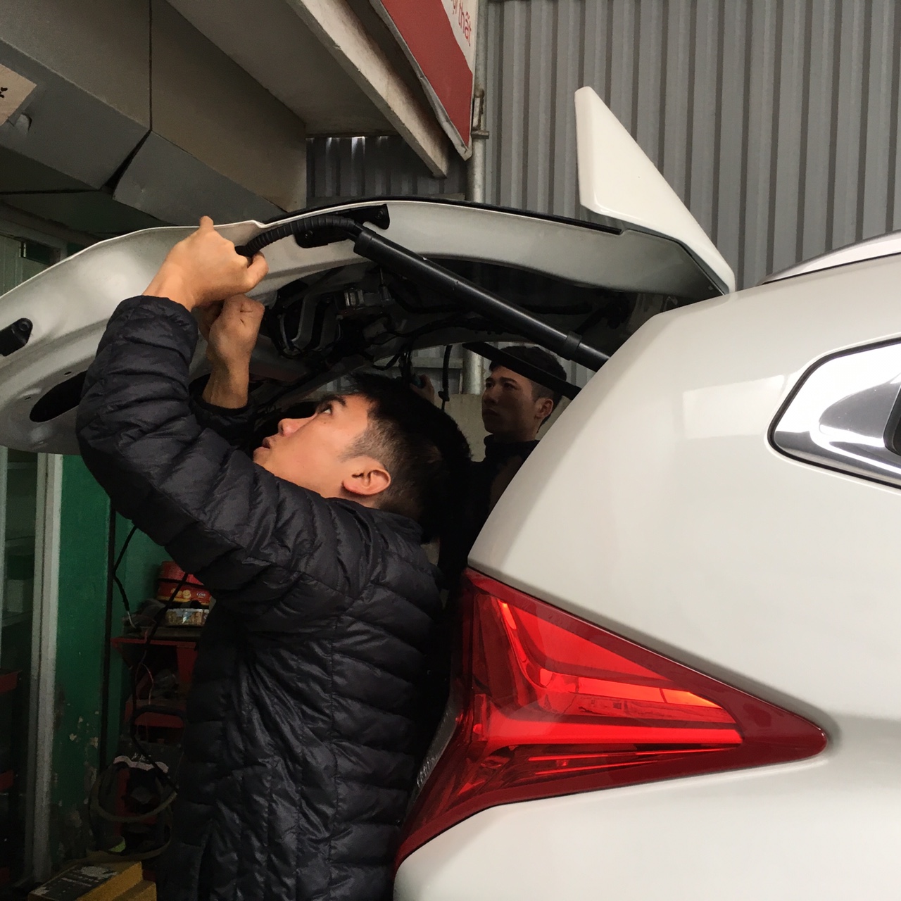 Đốp cốp điện tự động ô tô ( xe hơi) tại Kim Mã, Hà Nội giá rẻ, uy tín chuyên nghiệp
