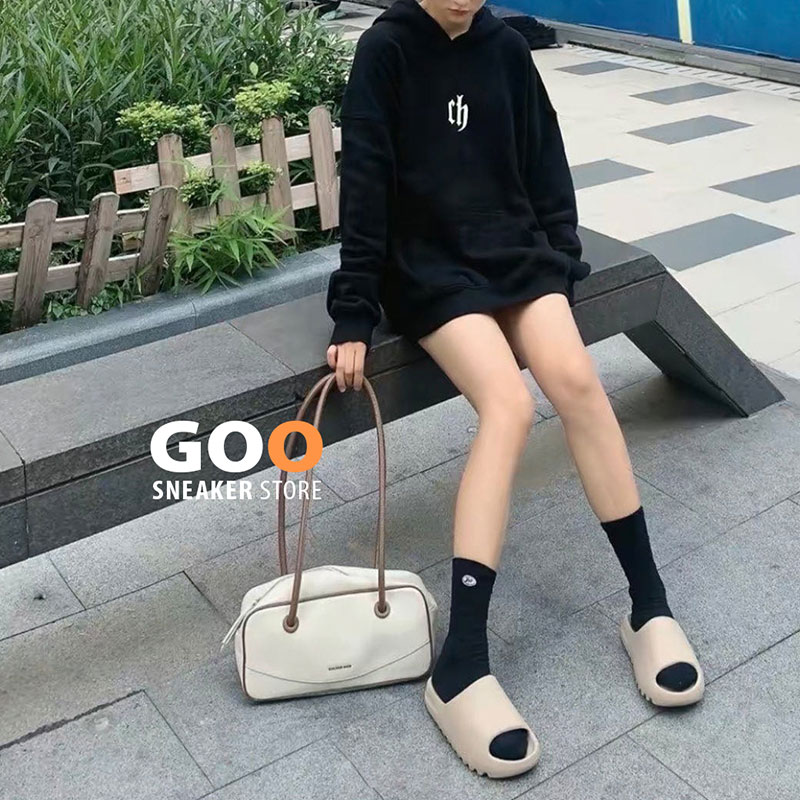 Dép yeezy slide outfit nữ