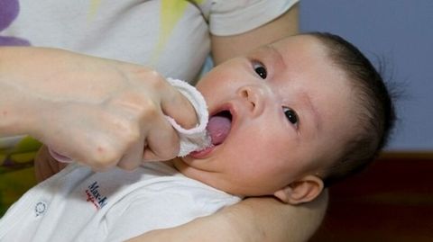 Cách rơ lưỡi cho trẻ sơ sinh đúng chuẩn, sạch sẽ nhất