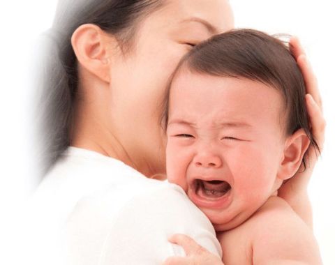 Trẻ sơ sinh hay khóc về đêm – nguyên nhân do đâu?