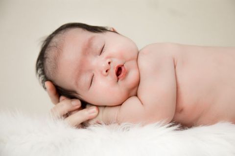Trẻ sơ sinh ngủ hay giật mình – giải pháp hiệu quả cho mẹ
