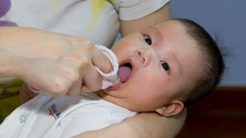 Cách rơ lưỡi cho trẻ sơ sinh