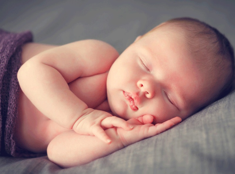 Trẻ sơ sinh ngủ ít