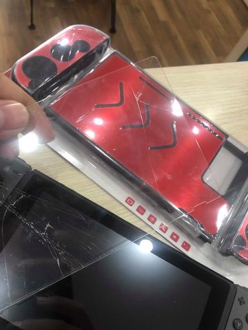 Nintendo Switch cấn bể màn hình, game thủ đi thay bất ngờ nhận tin vui