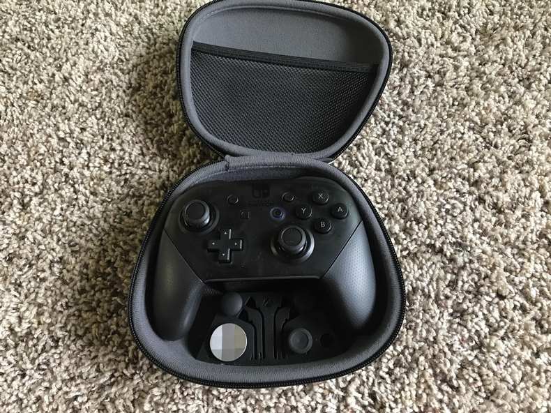 Gamer chuyên nghiệp đi thi đấu không thể thiếu tay cầm ruột