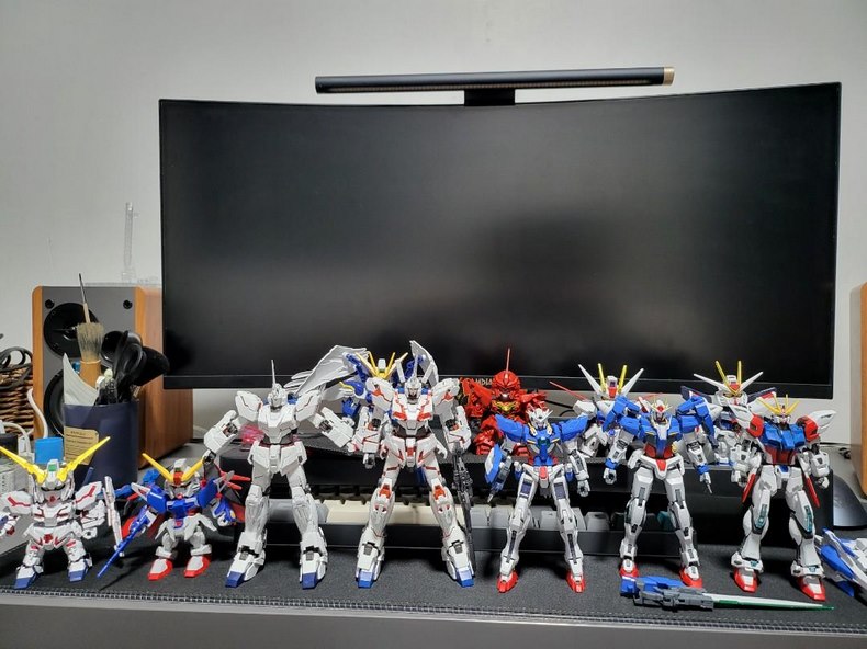 Thay vì chơi một lần một mô hình Gundam, bạn có thể mua theo bộ cả set.
