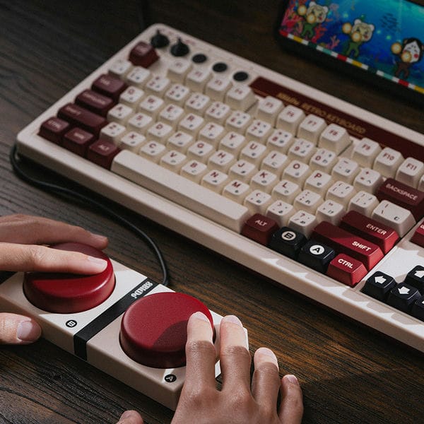 Bàn phím cơ 8BitDo Retro Mechanical Keyboard - Fami Edition tặng kèm cặp phím bấm cỡ lớn