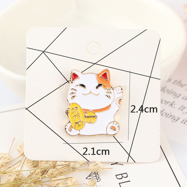 Huy hiệu kim loại Mèo Chiêu Tài mang đến phong cách độc đáo, thích hợp để làm quà tặng cho bạn bè