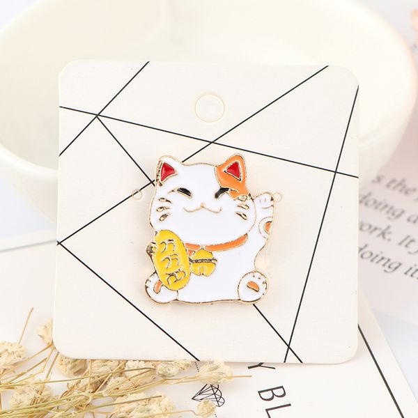 Huy hiệu kim loại Mèo Chiêu Tài được thiết kế với hình mèo dễ thương, phụ kiện không thể bỏ qua tại nShop