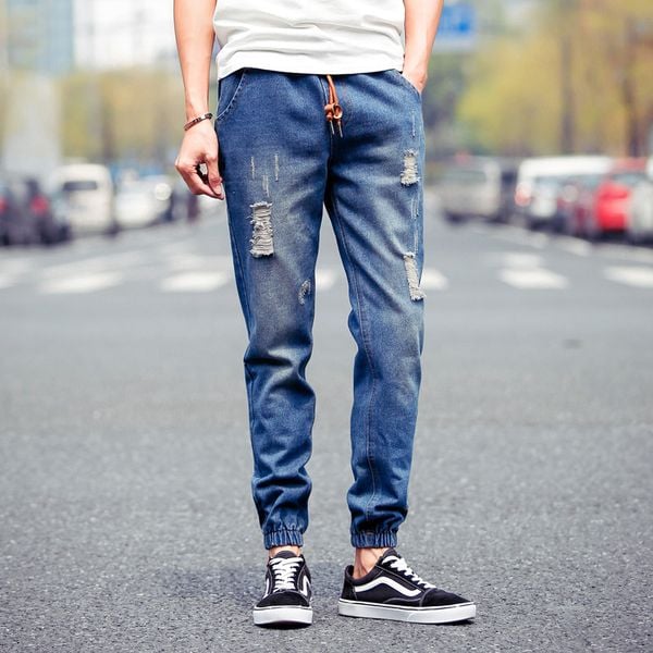 Thoải mái lướt phố trong chiếc quần jeans nam ống rộng đang hot nhất hiện nay