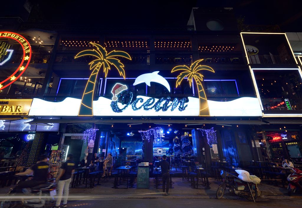 OCEAN BAR & LOUNGE - A great entertainment destination on busy Bui Vien Street