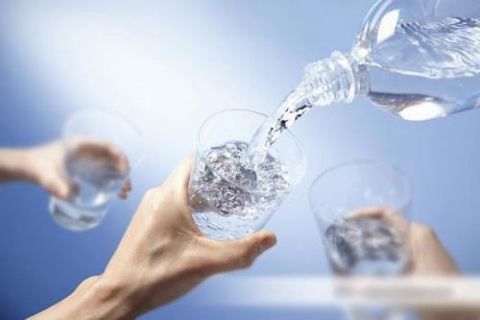 Nước suối là gì? Uống nước suối thường xuyên có tốt hay không?