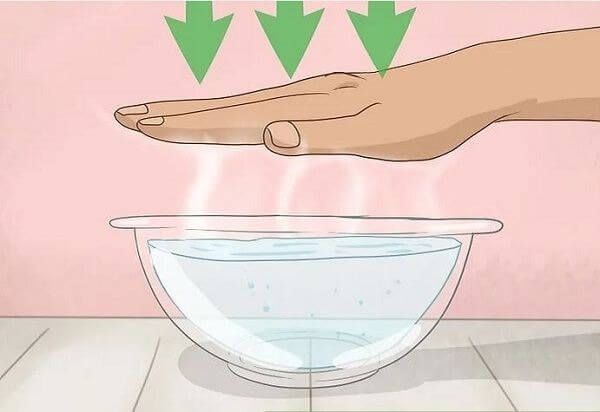 Cách để kiểm tra nhiệt độ của nước: dùng bàn tay