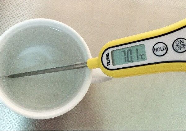 Cách để kiểm tra nhiệt độ của nước: dùng máy đo nhiệt độ