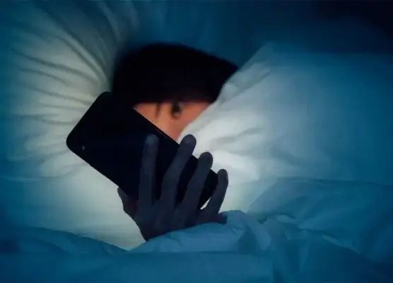 Nguyên nhân phổ biến khiến người ta để điện thoại gần khi ngủ