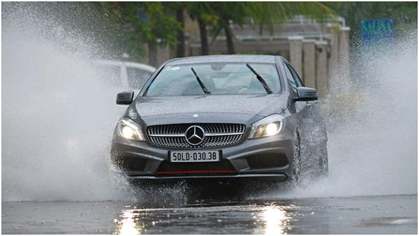 Lái xe ô tô dưới trời mưa sấm sét có thực sự an toàn hay không?