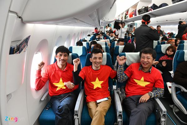 Cổ động viên đồng phục cờ Tổ quốc sang Trung Quốc cổ vũ U23 Việt Nam