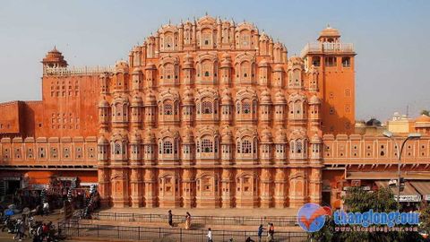 Cung điện của gió Hawa Mahal ở thành phố hồng Jaipur