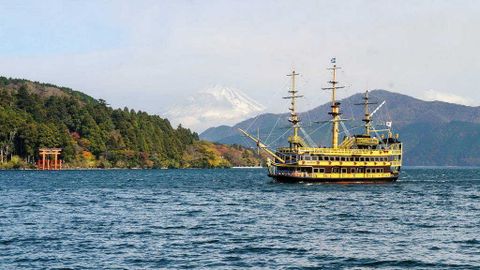 Hồ Ashi tuyệt đẹp trên miệng núi lửa ở Hakone