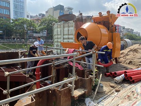 Máy bơm trộn bê tông Hồng Hà thi công đại dự án cải tạo sông Tô Lịch.