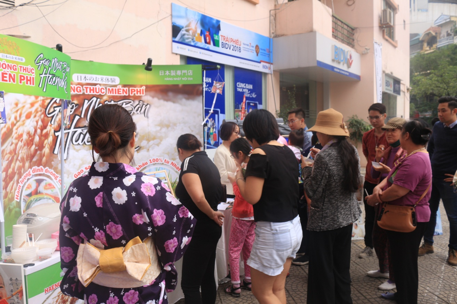 Khách hàng cùng tham gia trải nghiệm gạo Haenuki
