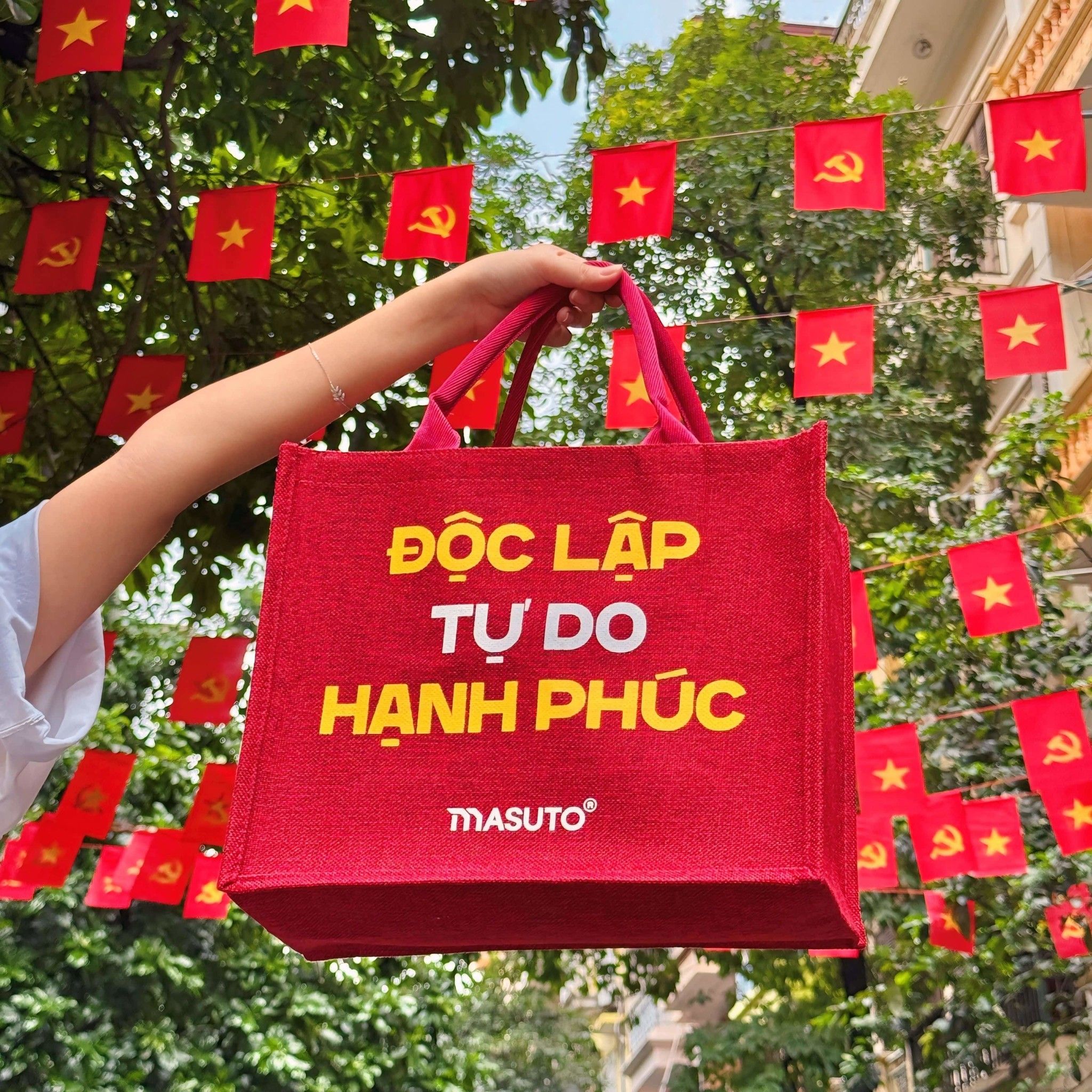 Túi xách linen Tôi yêu Việt Nam, họa tiết cờ đỏ sao vàng, chất liệu thân thiện môi trường