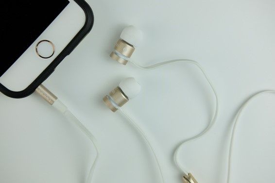 Tai nghe UrBeats 2017 có thể tương thích với các sản phẩm iphone, HTC