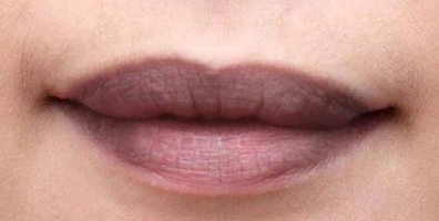 Cảnh Báo 8 Thói Quen Khiến Môi Thâm Sạm Kém Sắc