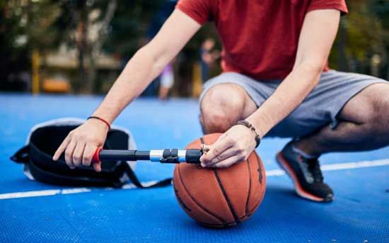 Hướng dẫn 3 bước để bơm bóng đúng chuẩn - Không lo hư vòi bơm!