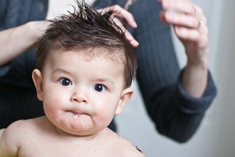 Tóc bạc sớm ở trẻ là bệnh lý hay máu xấu?