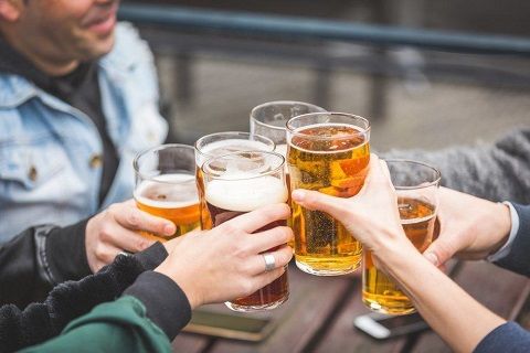 Uống rượu bia làm tăng nguy cơ tóc bạc sớm thanh niên gấp 4 lần