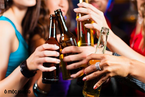 Cảnh báo: Bia rượu khiến người trẻ có nguy bạc tóc sớm GẤP 4 LẦN so với người bình thường!