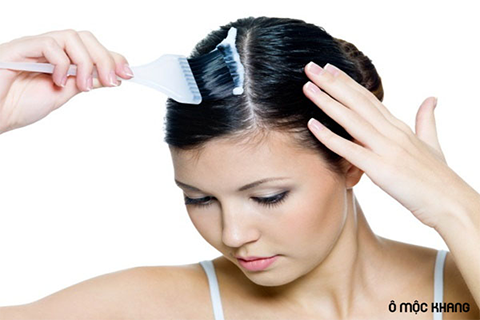 Sử dụng hóa chất có phải là nguyên nhân gây ra tóc bạc sớm ở nữ giới?