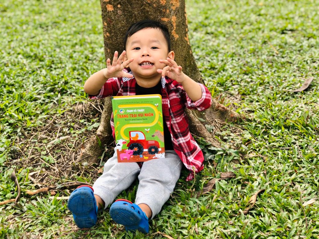 CHẠM VÀ TRƯỢT TRANG TRẠI VUI NHỘN - CUỐN SÁCH KÍCH THÍCH PHÁT TRIỂN ĐA GIÁC QUAN CHO TRẺ TỪ 0-3 TUỔI