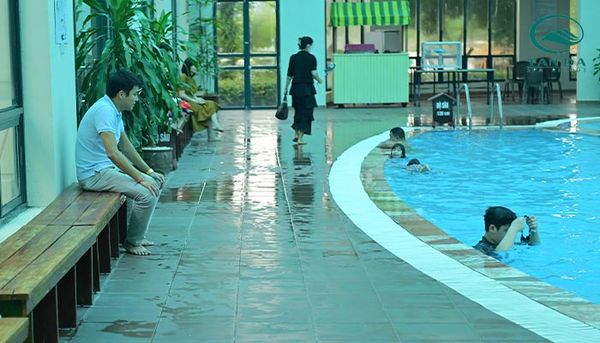 Thư giãn bên bể bơi khoáng ở Tản Đà Spa Resort