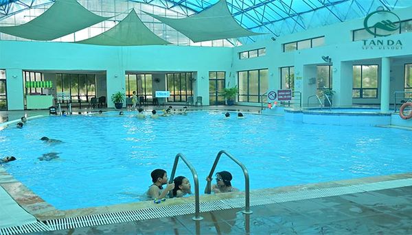 Bể bơi khoáng nóng trong nhà ở Tản Đà Resort